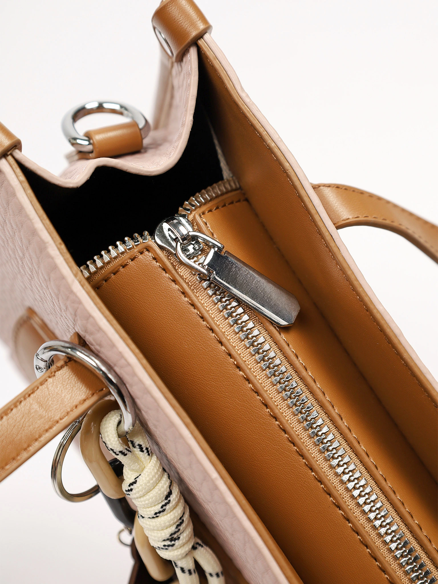 Сумка-тоут с декоративным брелком в ассортименте